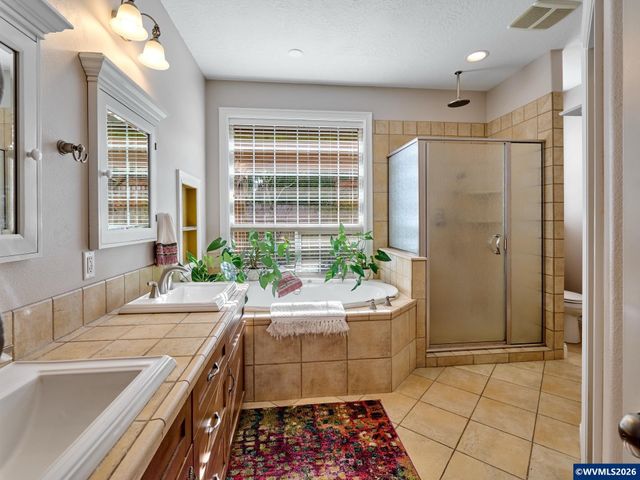 910 Pioneer Dr, Silverton, OR 97381