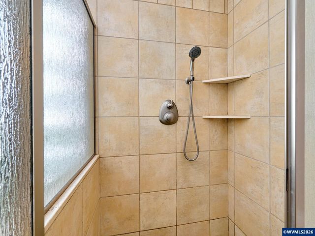 910 Pioneer Dr, Silverton, OR 97381
