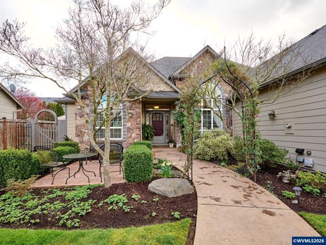 910 Pioneer Dr, Silverton, OR 97381