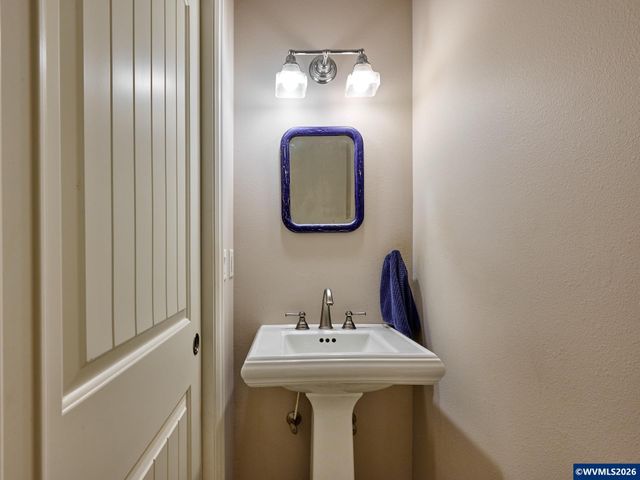910 Pioneer Dr, Silverton, OR 97381