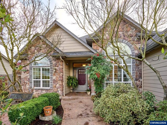 910 Pioneer Dr, Silverton, OR 97381