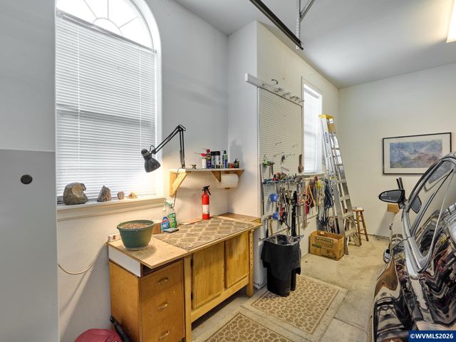 910 Pioneer Dr, Silverton, OR 97381