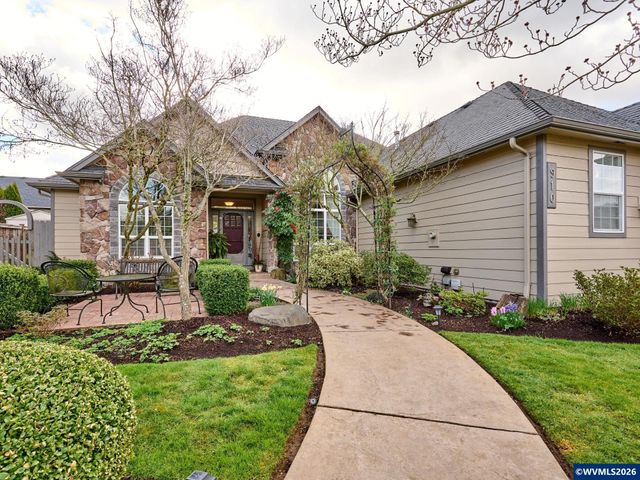 910 Pioneer Dr, Silverton, OR 97381