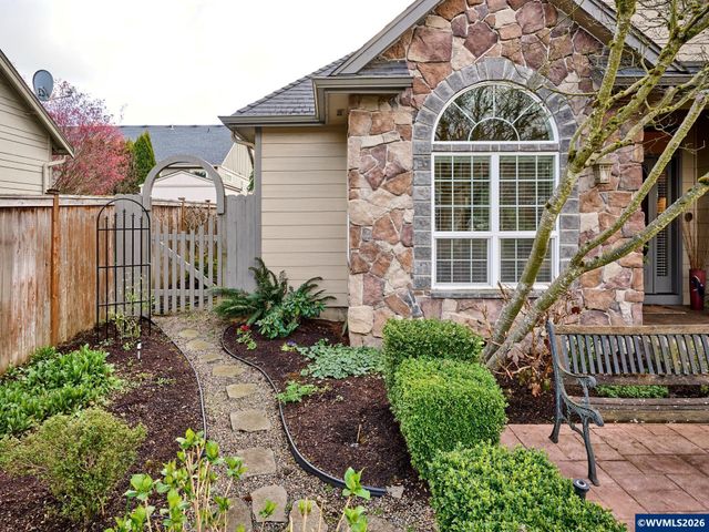 910 Pioneer Dr, Silverton, OR 97381