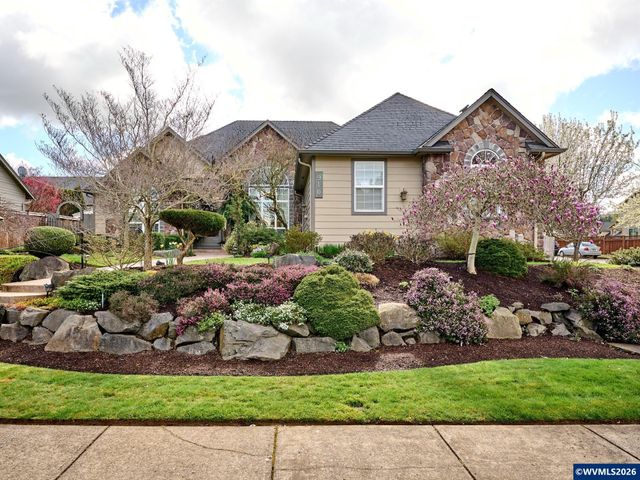 910 Pioneer Dr, Silverton, OR 97381