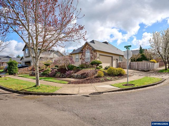 910 Pioneer Dr, Silverton, OR 97381