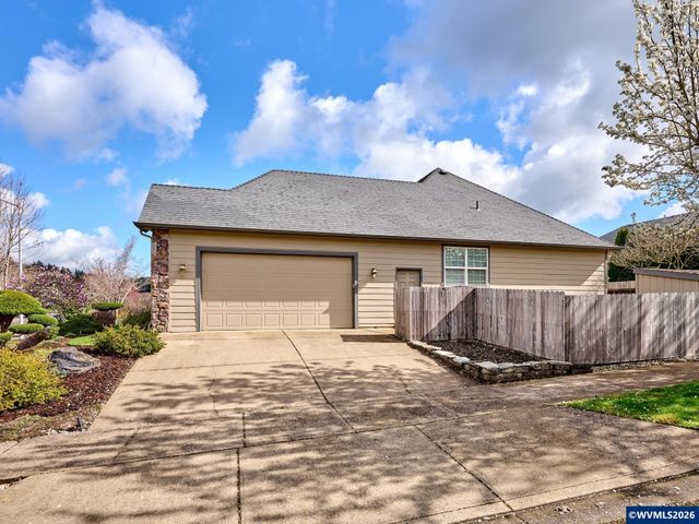 910 Pioneer Dr, Silverton, OR 97381
