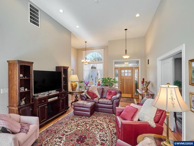 910 Pioneer Dr, Silverton, OR 97381