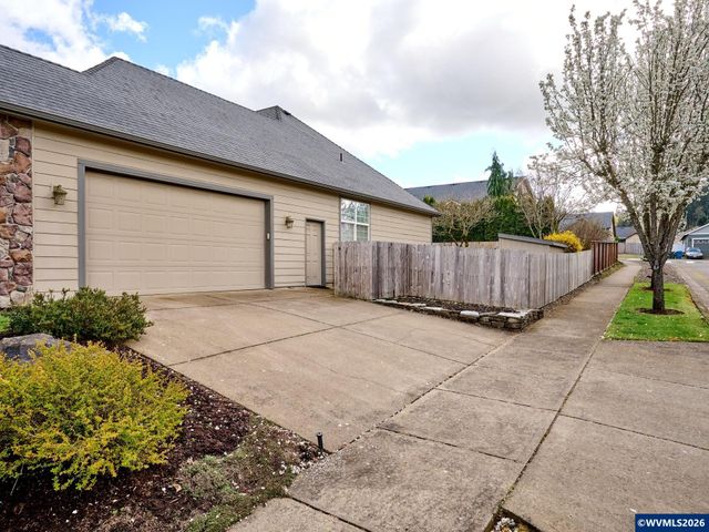 910 Pioneer Dr, Silverton, OR 97381
