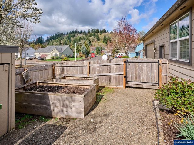 910 Pioneer Dr, Silverton, OR 97381