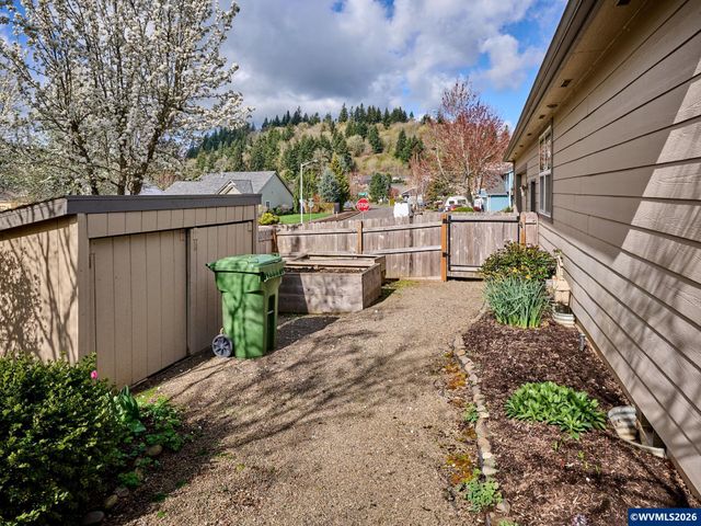 910 Pioneer Dr, Silverton, OR 97381
