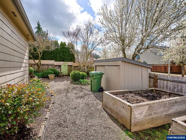 910 Pioneer Dr, Silverton, OR 97381