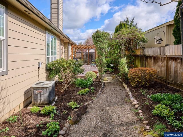 910 Pioneer Dr, Silverton, OR 97381