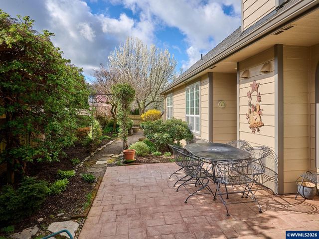 910 Pioneer Dr, Silverton, OR 97381