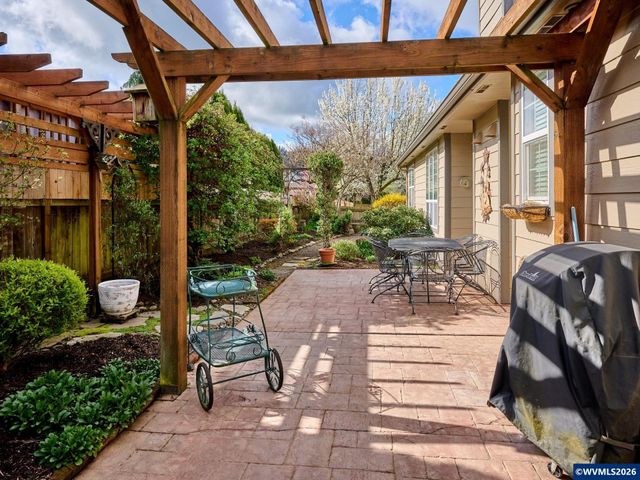 910 Pioneer Dr, Silverton, OR 97381