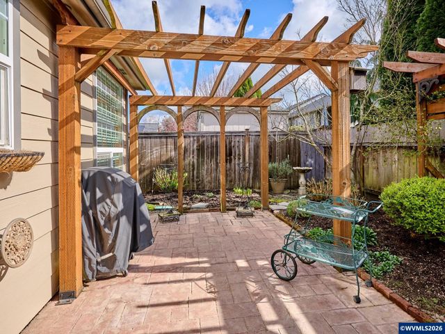 910 Pioneer Dr, Silverton, OR 97381