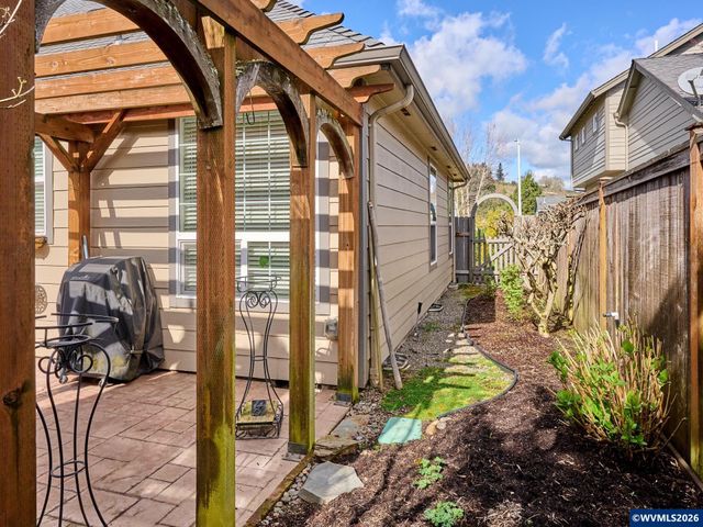 910 Pioneer Dr, Silverton, OR 97381