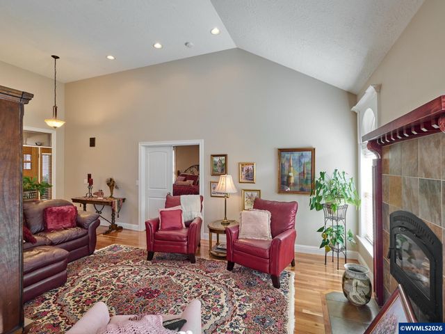 910 Pioneer Dr, Silverton, OR 97381