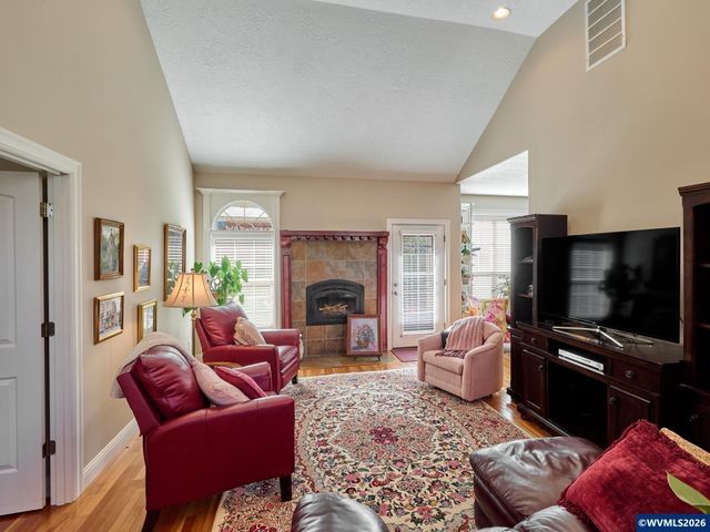 910 Pioneer Dr, Silverton, OR 97381