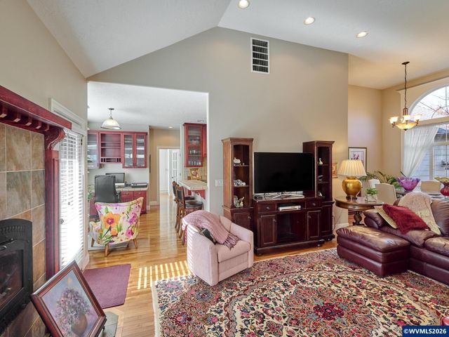 910 Pioneer Dr, Silverton, OR 97381