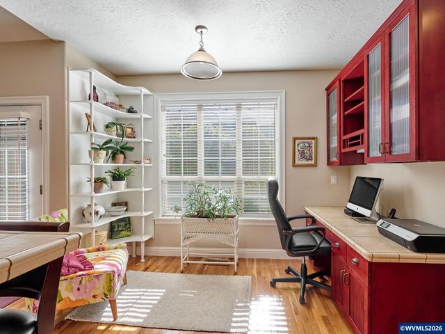 910 Pioneer Dr, Silverton, OR 97381