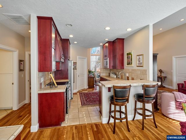 910 Pioneer Dr, Silverton, OR 97381