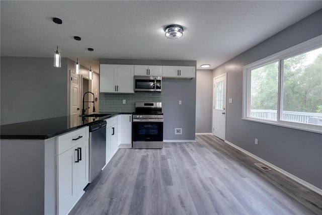 17804 E Greentree Avenue, Independence, MO 64057