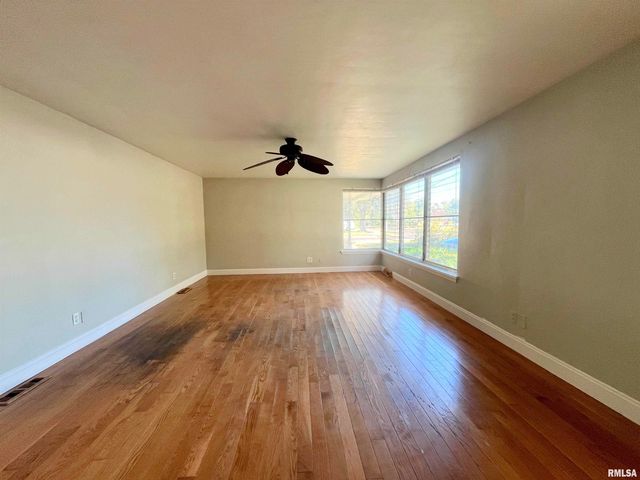 2703 N GOLF Drive, Peoria, IL 61604