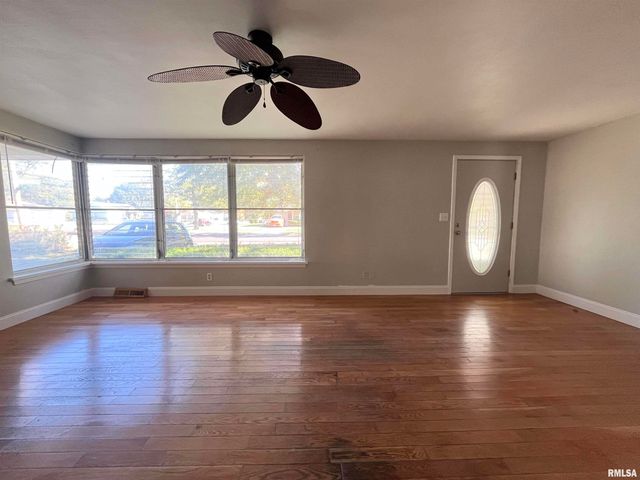 2703 N GOLF Drive, Peoria, IL 61604