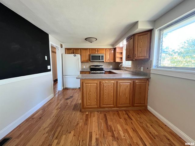 2703 N GOLF Drive, Peoria, IL 61604