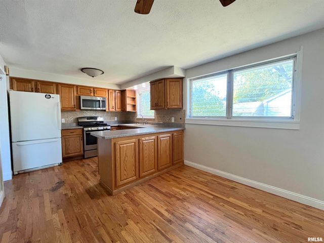 2703 N GOLF Drive, Peoria, IL 61604