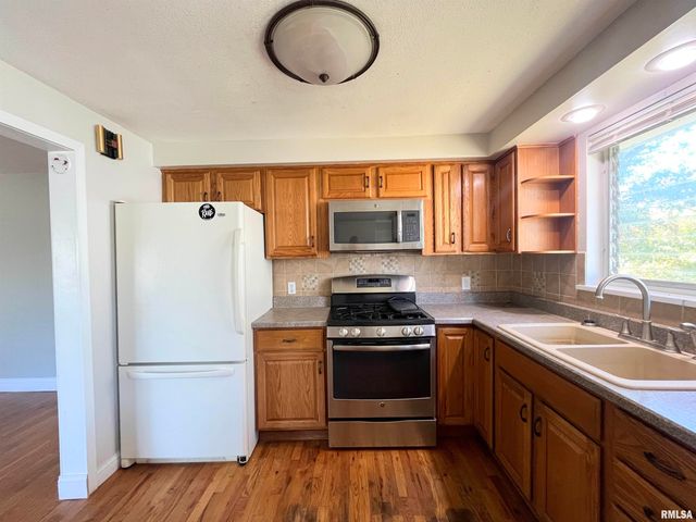 2703 N GOLF Drive, Peoria, IL 61604