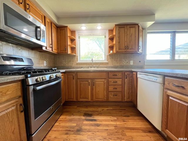 2703 N GOLF Drive, Peoria, IL 61604