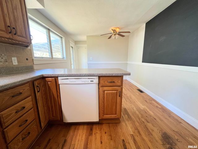 2703 N GOLF Drive, Peoria, IL 61604