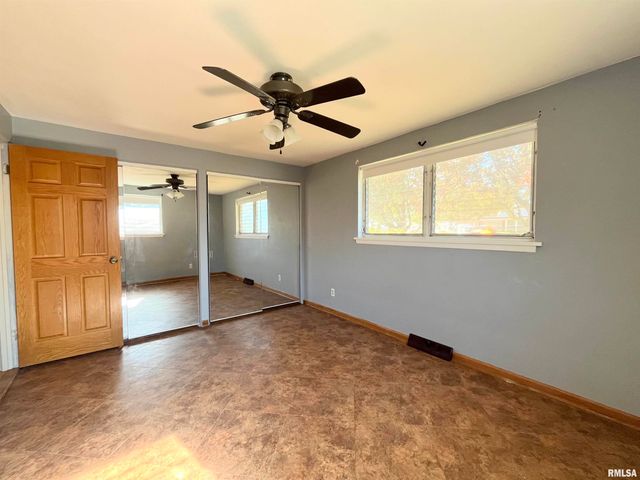 2703 N GOLF Drive, Peoria, IL 61604