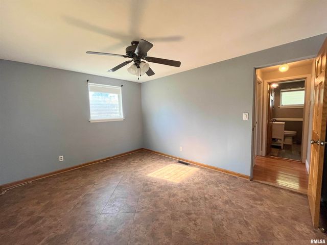 2703 N GOLF Drive, Peoria, IL 61604