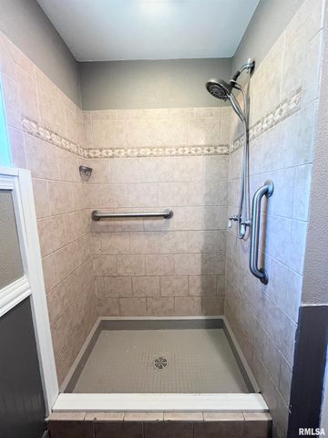 2703 N GOLF Drive, Peoria, IL 61604