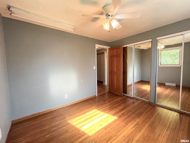 2703 N GOLF Drive, Peoria, IL 61604