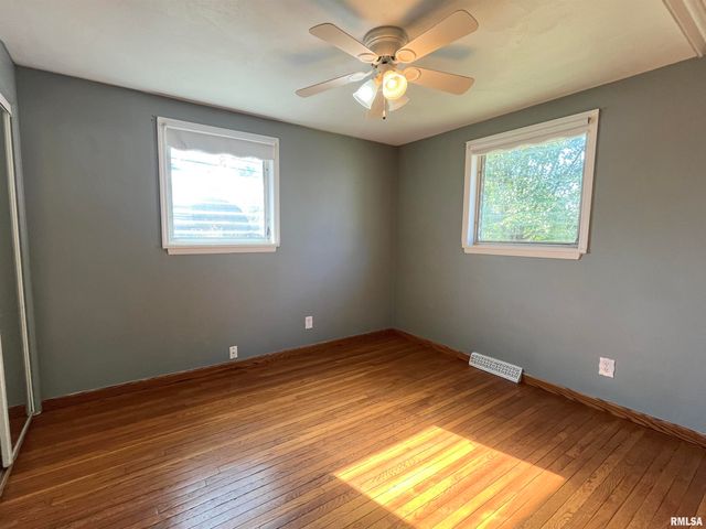 2703 N GOLF Drive, Peoria, IL 61604