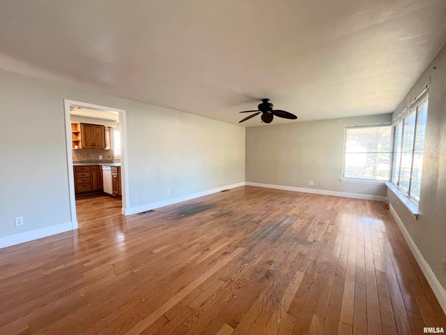 2703 N GOLF Drive, Peoria, IL 61604