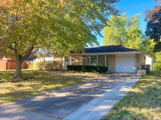 2703 N GOLF Drive, Peoria, IL 61604