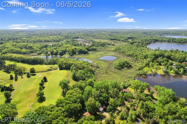 5236 Schlenker Road, Hamburg, MI 48139
