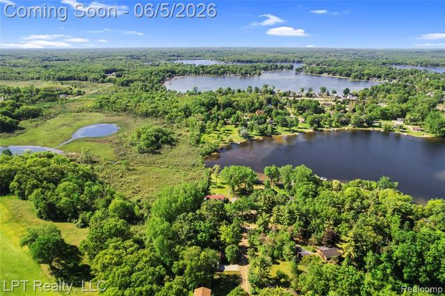 5236 Schlenker Road, Hamburg, MI 48139