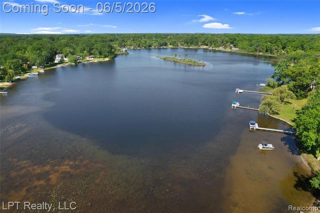 5236 Schlenker Road, Hamburg, MI 48139