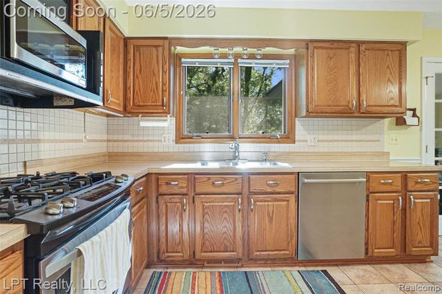5236 Schlenker Road, Hamburg, MI 48139