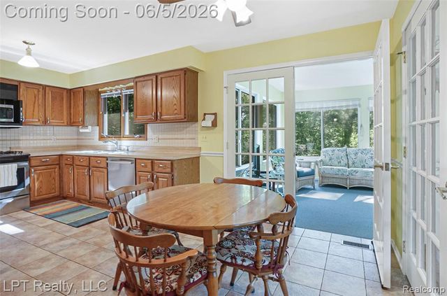5236 Schlenker Road, Hamburg, MI 48139