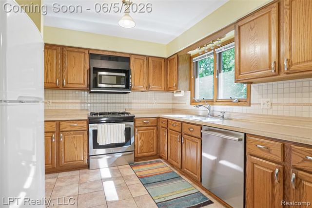 5236 Schlenker Road, Hamburg, MI 48139