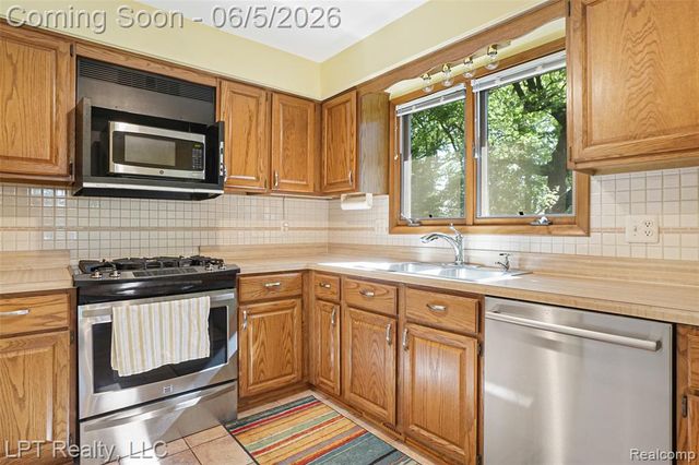 5236 Schlenker Road, Hamburg, MI 48139