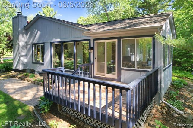 5236 Schlenker Road, Hamburg, MI 48139