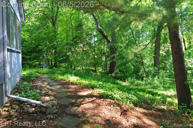5236 Schlenker Road, Hamburg, MI 48139